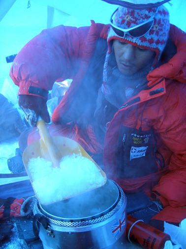 Skiing photo, making water on the North Pole